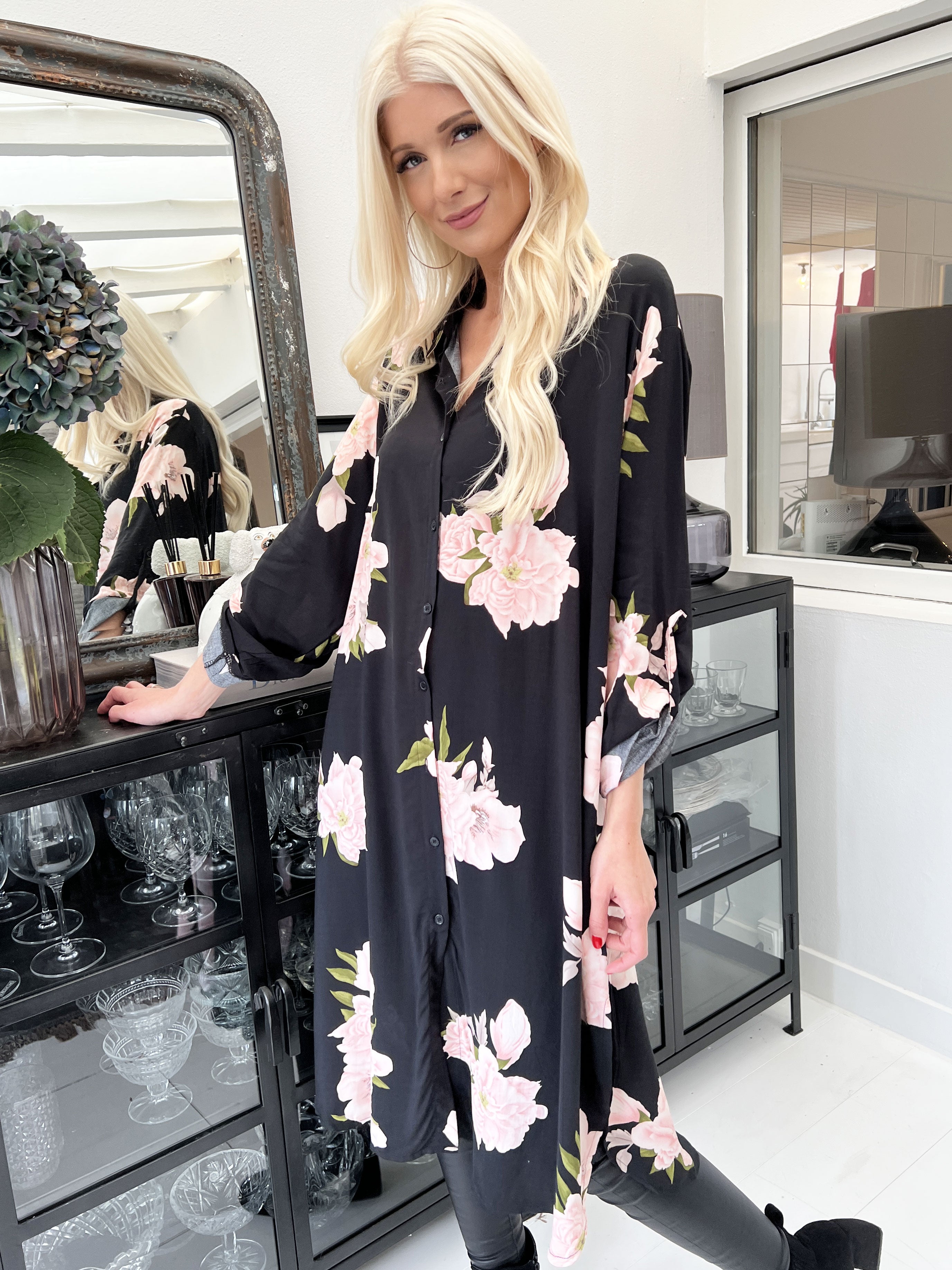 Maida - Sort skjortekjole med blomsterprint